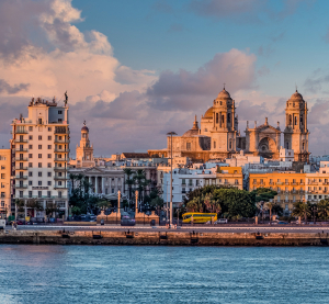 Blick auf die Altstadt und Kathedrale von Cádiz in Spanien am Meer.