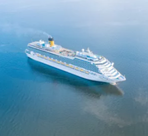 Kreuzfahrtschiff von Costa auf offenem Meer.