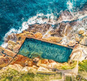 Luftaufnahme eines nat&uuml;rlichen Meerespools zwischen Felsen an der S&uuml;dk&uuml;ste Australiens mit t&uuml;rkisblauem Wasser.