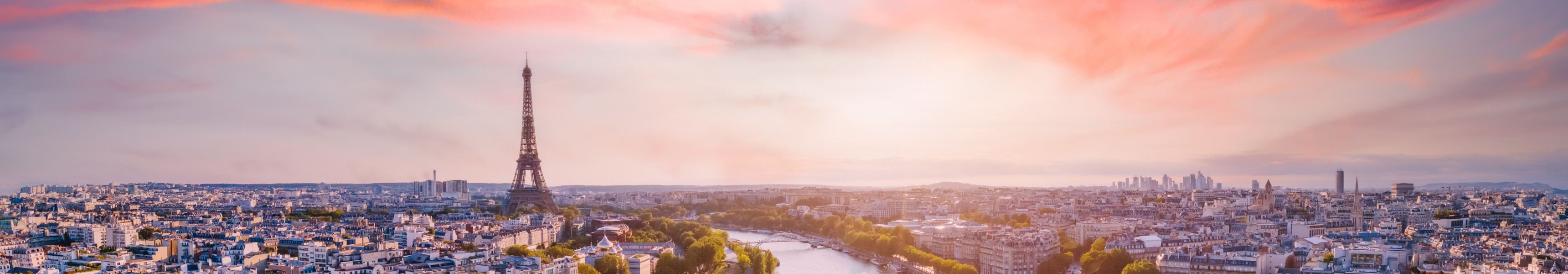 Panorama von Paris mit Eiffelturm und Seine bei Sonnenuntergang