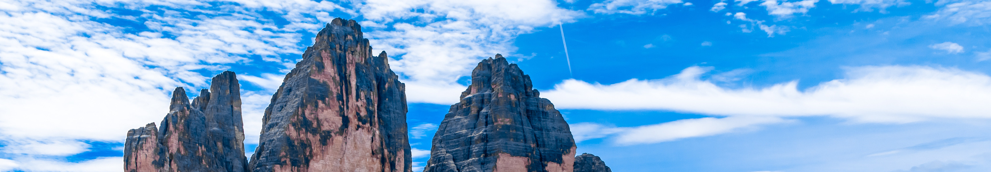 Drei Zinnen in den Dolomiten, S&uuml;dtirol, bei blauem Himmel