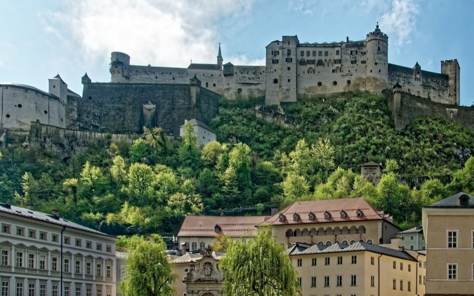 Festung Hohensalzburg &uuml;ber der Altstadt von Salzburg im Salzburger Land.