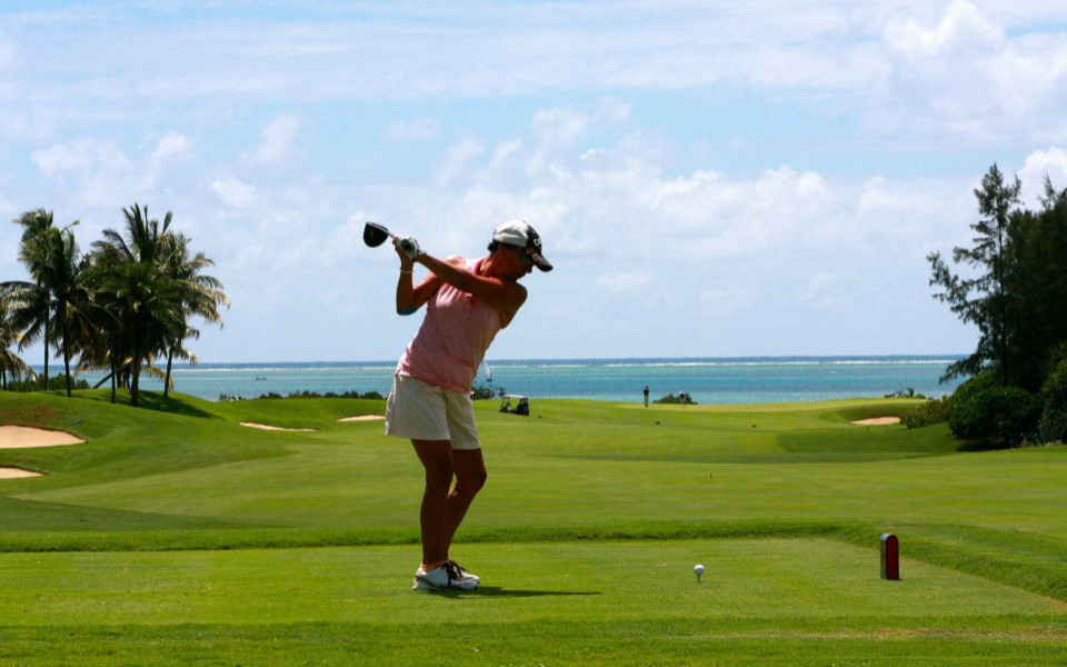 Mann spielt Golf auf Golfplatz