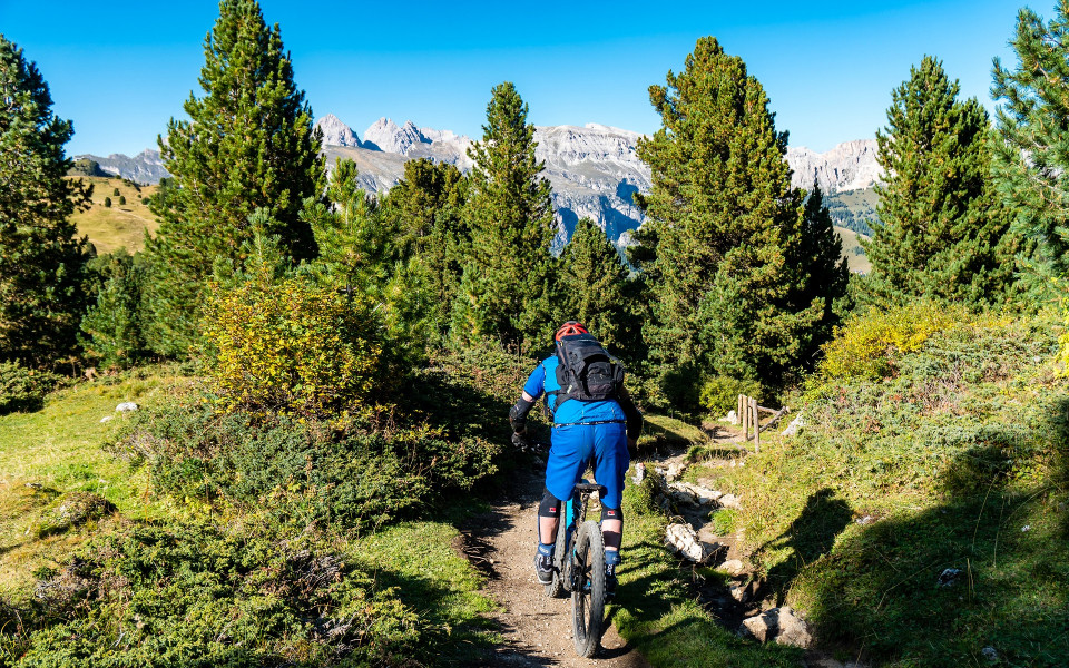 Radfahrer auf Radweg in den Bergen in Österreich