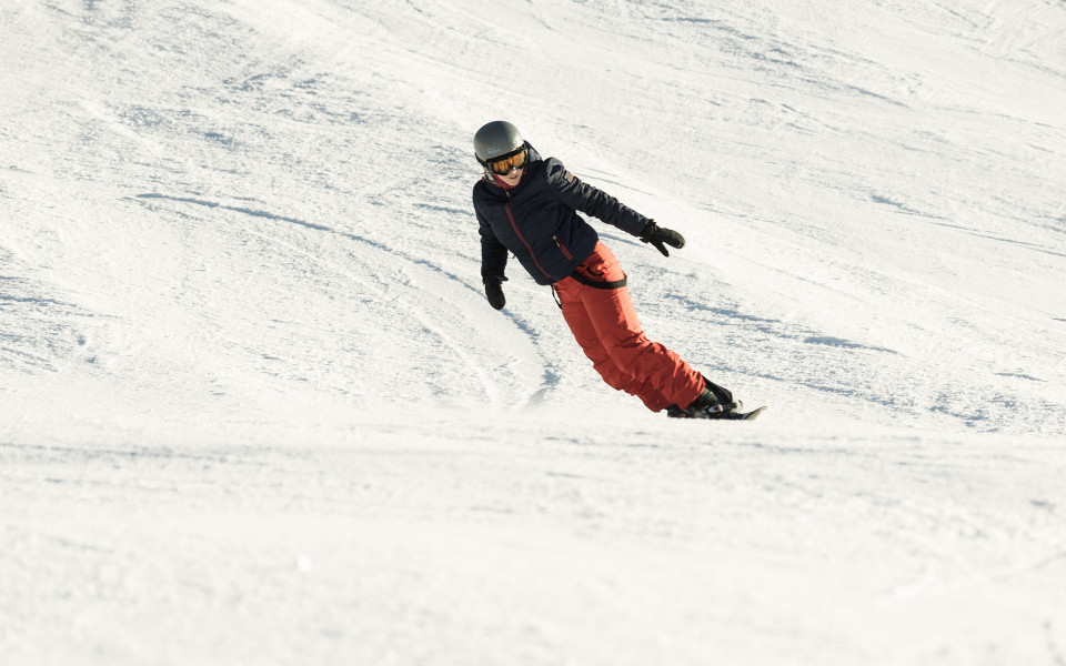 Frau f&auml;hrt in S&uuml;dtirol Snowboard