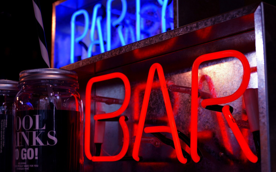Rotes und blaues Barschild