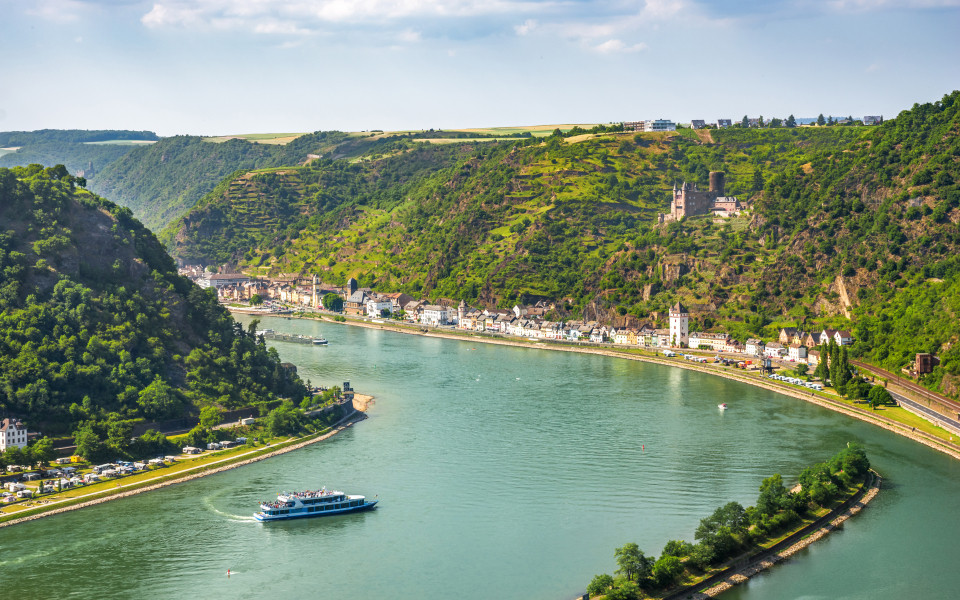 Kreuzfahrtschiff f&auml;hrt auf Fluss