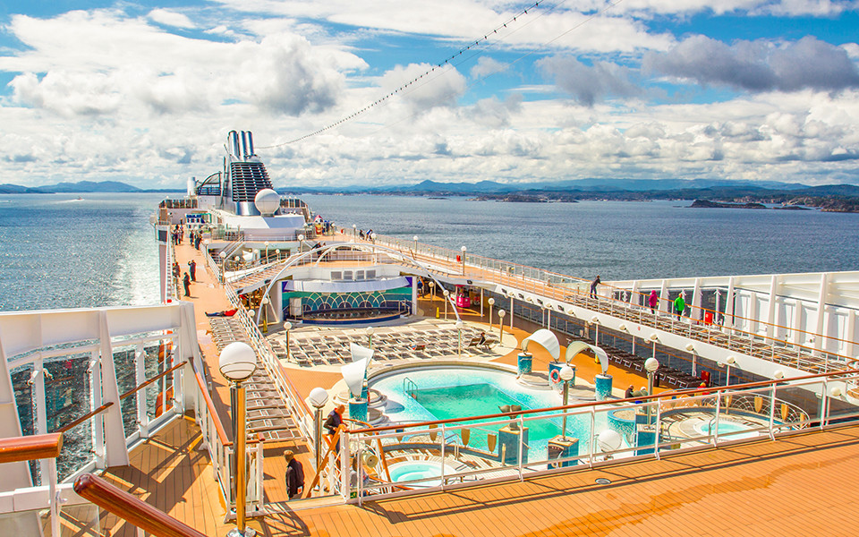 Oberstes Deck eines Kreuzfahrtschiffes mit Pool