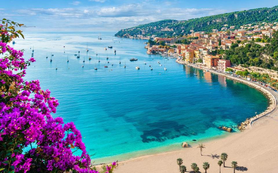 Strand von Nizza mit Stadt im Hintergrund