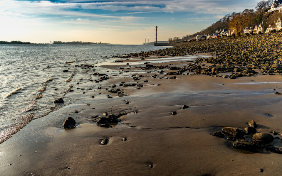 Elbstrand in Blankenese, einen echten Geheimtipp in Hamburg für Spaziergänge am Wasser.