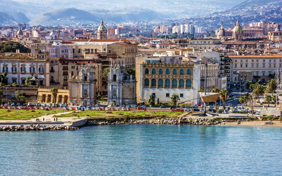 Blick auf die K&uuml;ste der Stadt Palermo, Sizilien, Italien