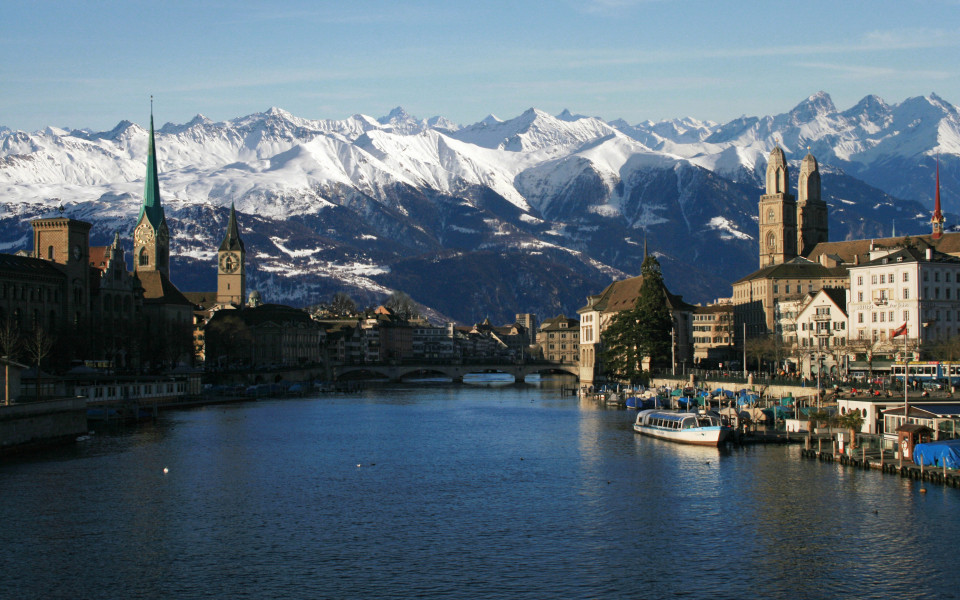 Die Stadt Zürich und im Hintergrund schneebedeckte Gipfel