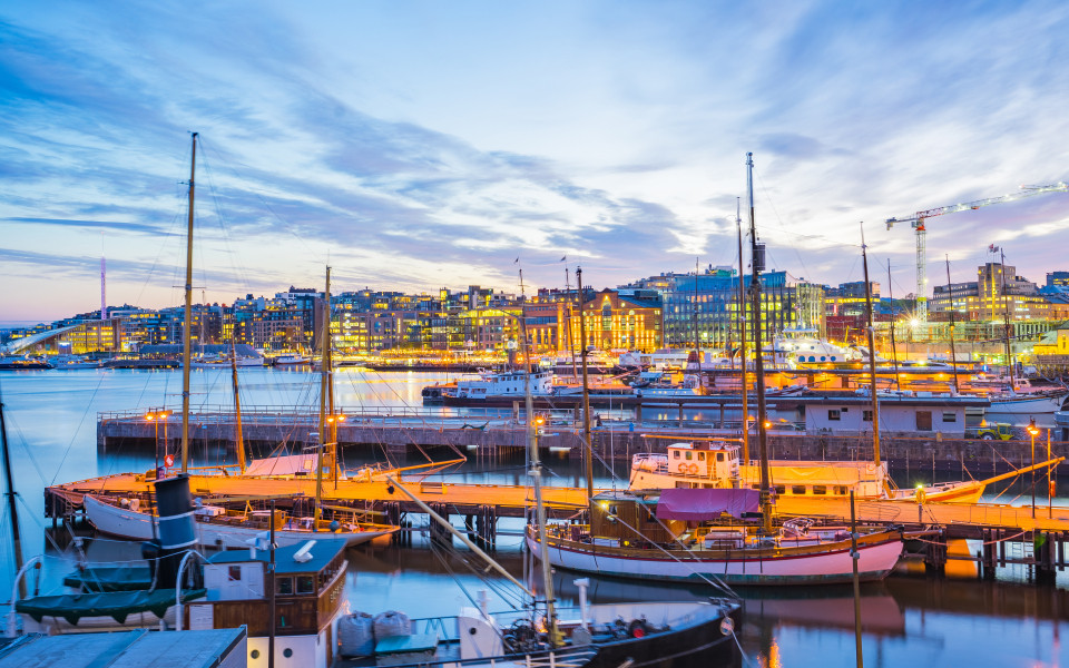 Oslo-Hafen mit Booten und Yachten in der Dämmerung in Norwegen