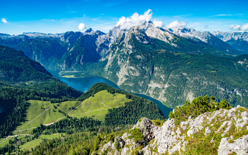 Blick vom Jenner auf den K&ouml;nigssee mit umliegenden Bergen im Berchtesgadener Land.