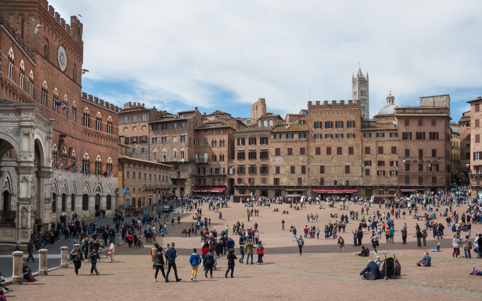 Piazza del Campo in der italienischen Stadt Siena in der Toskana in Italien mit Menschen
