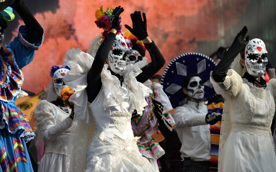 Feiernde Personen am dia de los muertos in Mexiko
